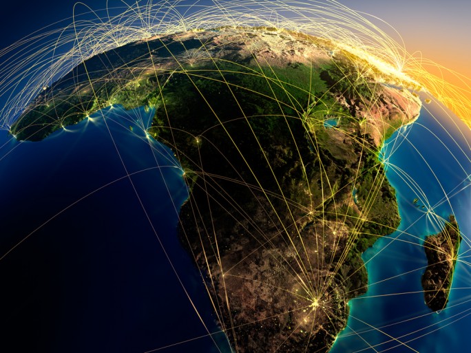Mapa de África de noche con rutas de conexión luminosas entre ciudades